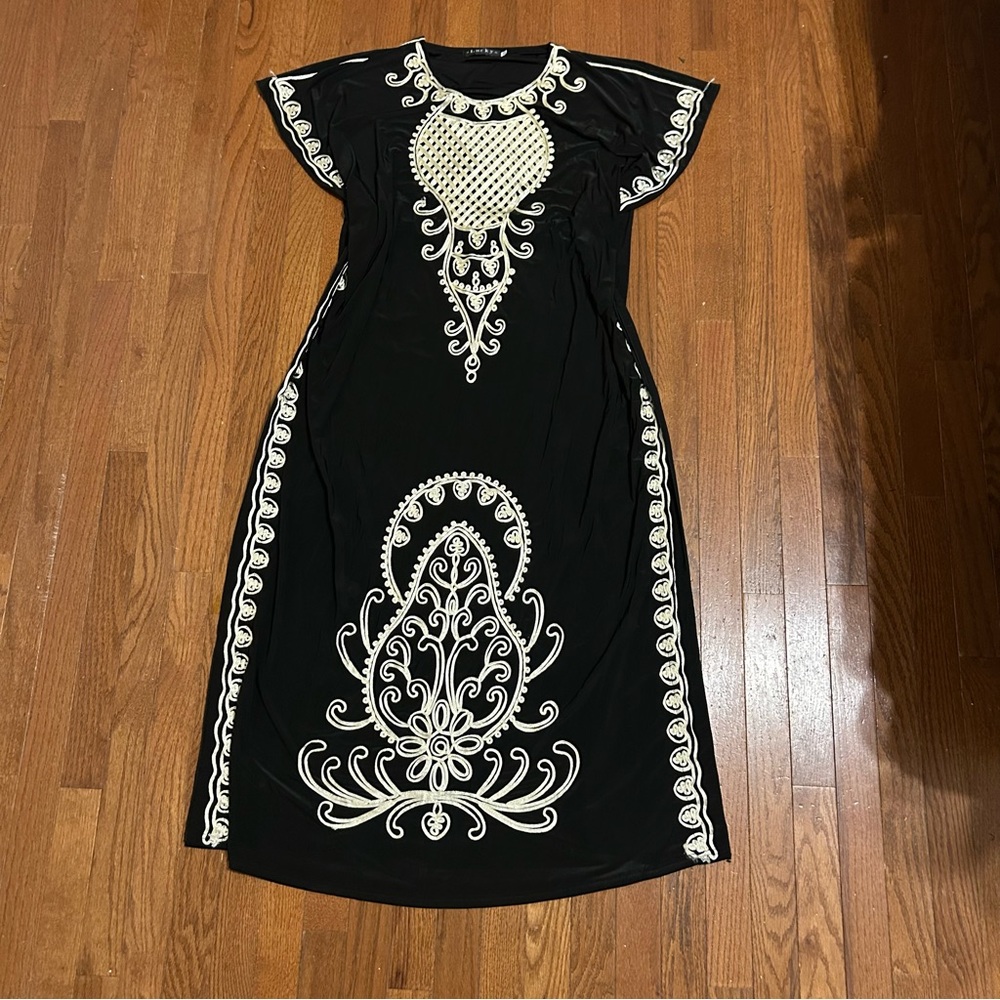 LUCKY Women’s size (52) 2X Embroidered Dress Straps inside to make fitted waist